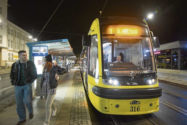 Niższe ceny za jazdę nocnym tramwajem nie podobają się pasażerom nocnych autobusów