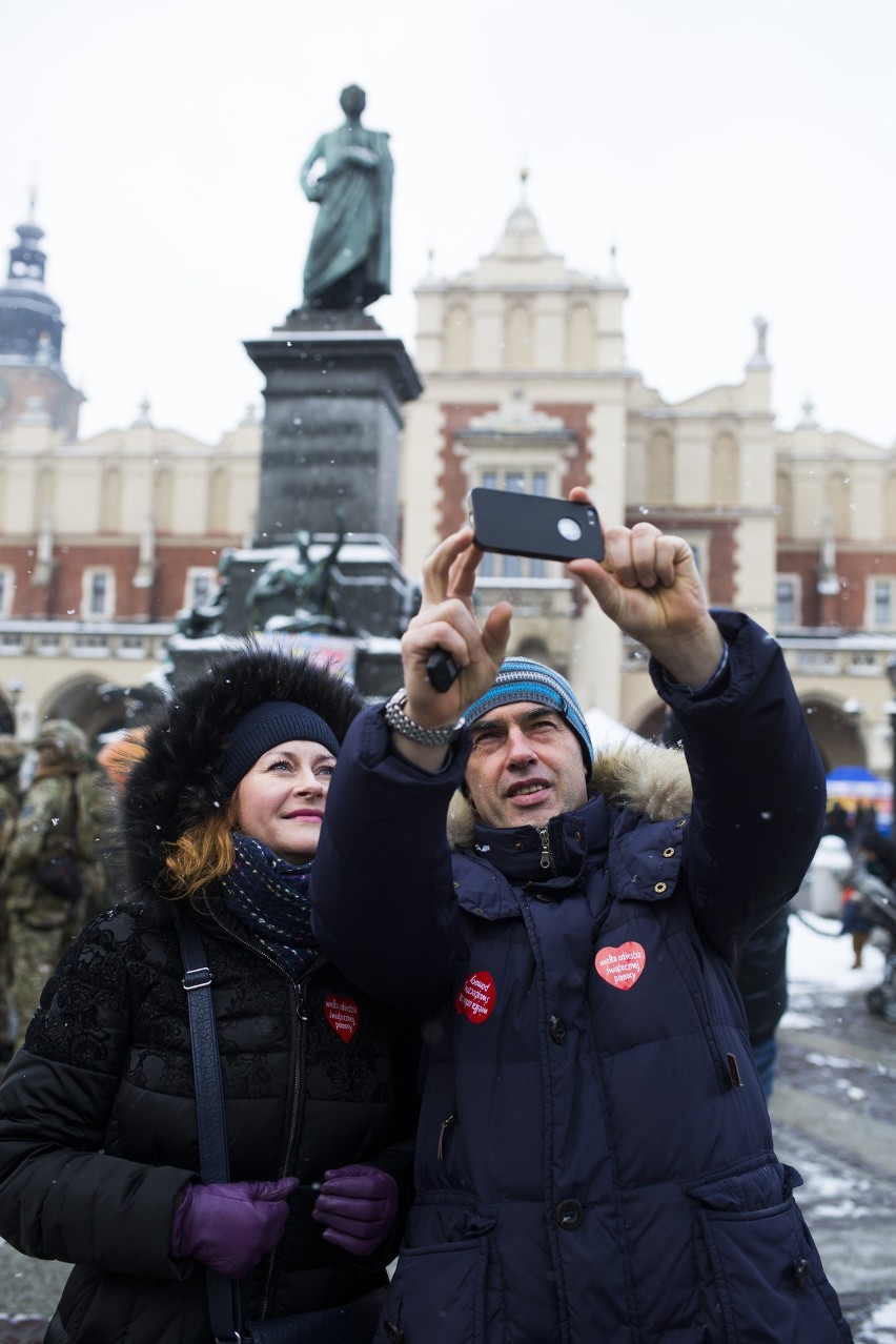 WOŚP w Krakowie. Zobaczcie jak kwestują wolontariusze