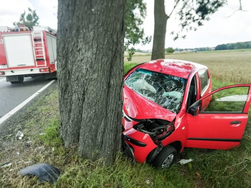 Wypadek w Tychnowach 25.07.2018. 81-letni kierowca uderzył w...