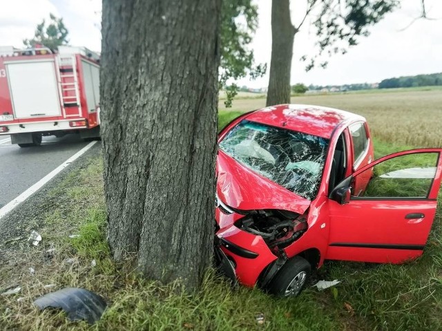 Wypadek w Tychnowach 25.07.2018. 81-letni kierowca uderzył w drzewo, jest ciężko ranny