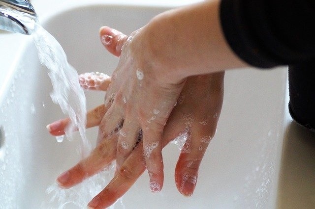 8. W czasie mycia rąk, czy twarzy nie odkręcaj całkowicie...