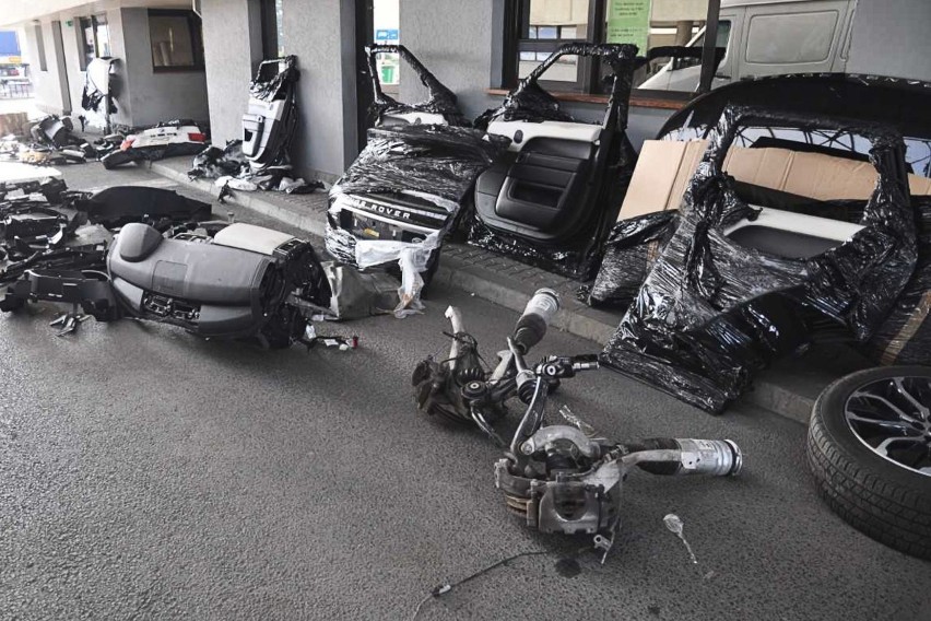 Części z dwóch kradzionych SUV-ów miały trafić na Ukrainę.