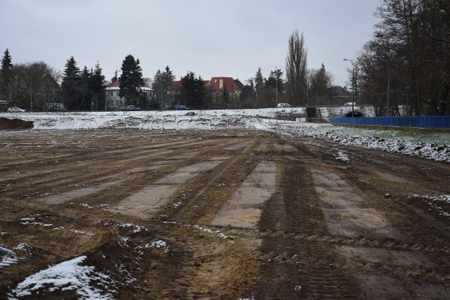 Budowa stadionu rozpoczęła się od likwidacji dotychczasowego boiska piłkarskiego.