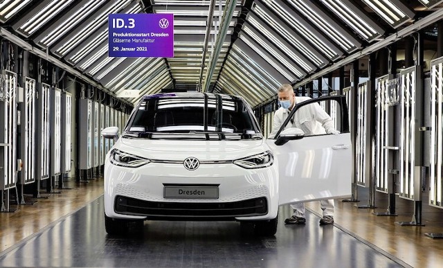 Volkswagena ID.3.W Szklanej Manufakturze w Dreźnie rozpoczęto seryjną produkcję elektrycznego Volkswagena ID.3. Jest to drugie miejsce, w którym powstaje ten model i czwarte na świecie, w którym są produkowane modele Volkswagena skonstruowane na modułowej platformie MEB przeznaczonej dla samochodów elektrycznych.Fot. Volkswagen