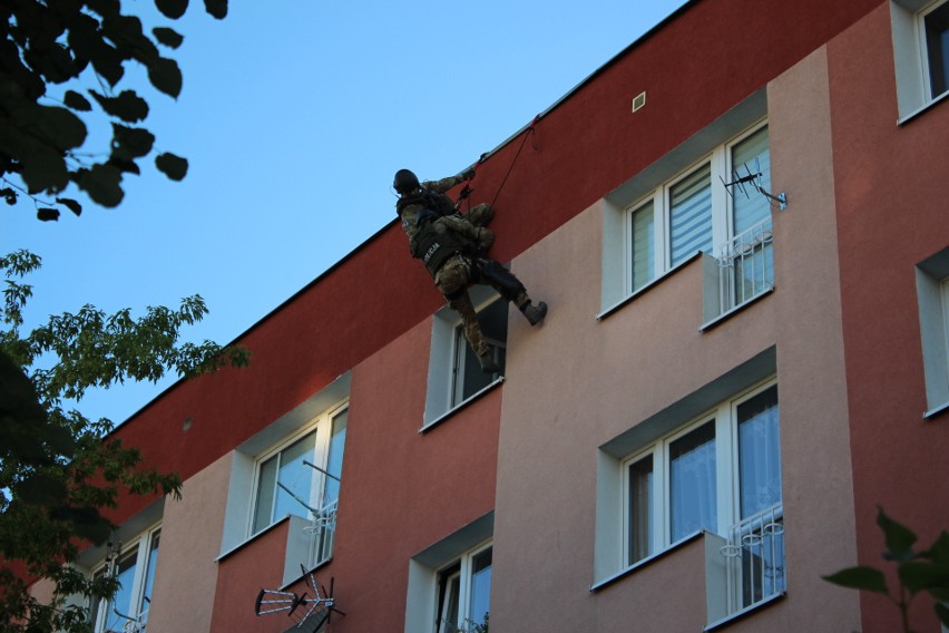 Antyterroryści weszli do mieszkania przez okno i...