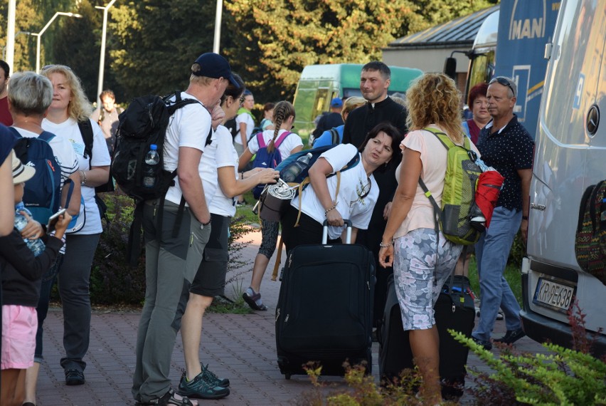 Oświęcimscy pątnicy w pięciu grupach z dekanatów:...