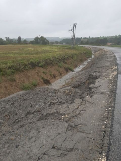 Tuchów. Biała wypłukała część nasypów budowanej obwodnicy, które miały też chronić ludzi przed powodzią. Do ich budowy użyto... pyłu