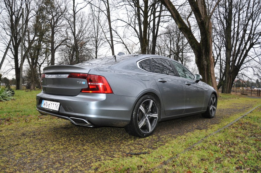 Volvo S90...