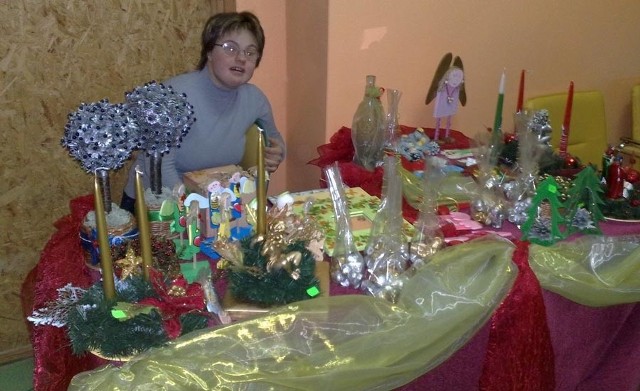 Pani Ania własnoręcznie przygotowała stroiki na kiermasz świąteczny i je sprzedawała. 