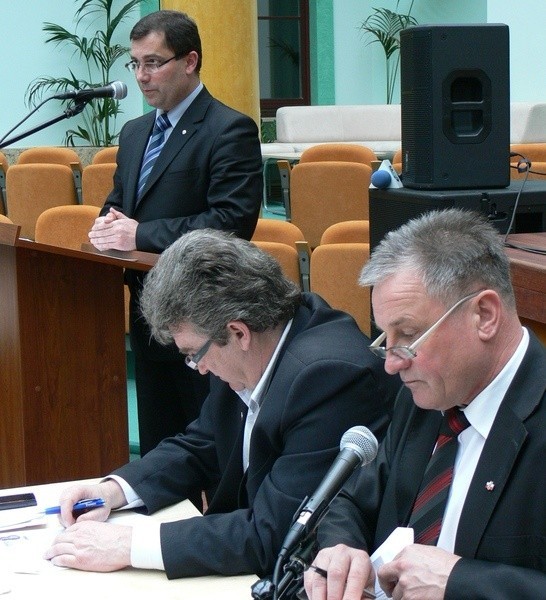   Przewodniczący rady miasta Andrzej Dąbrowski (pierwszy z prawej) uważa, że możliwość usprawiedliwiania radnych za nieobecności jest niemoralne.