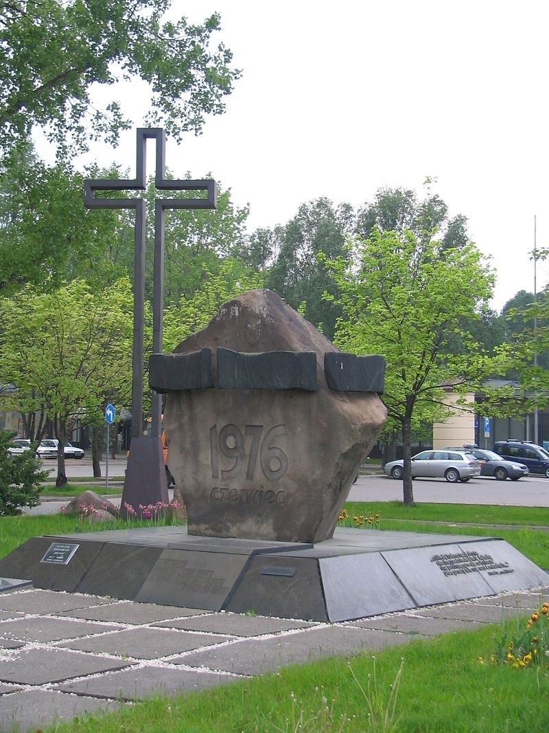 Pomnik Robotników Czerwca 1976 autorstwa Leszka Nadstawnego