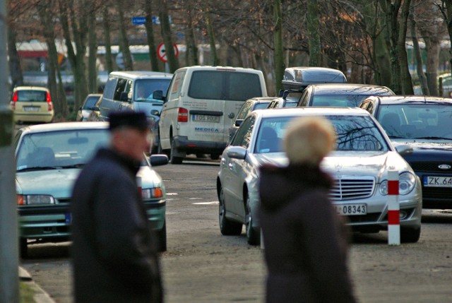Niewielka uliczka Marii Konopnickiej wczoraj po godz. 13. Jak zwykle zastawiona autami.