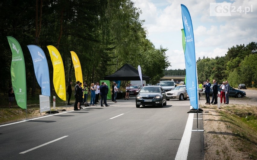 Tuż przed otwarciem trasy. Za barierkami nowa trasa, którą...