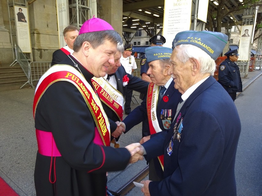 Arcybiskup Józef Kupny honorowym marszałkiem Parady Pułaskiego (ZDJĘCIA) 