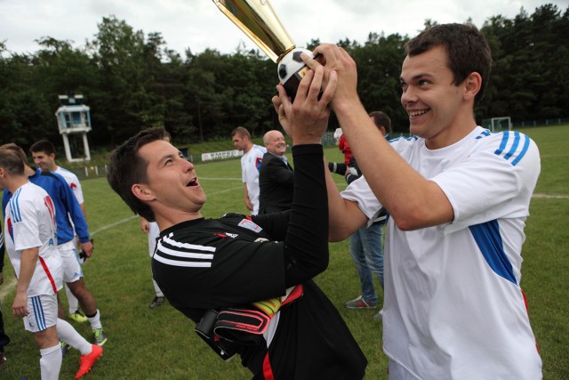 Marcin Rusakiewicz i Damian Waś cieszą się z awansu do IV ligi.