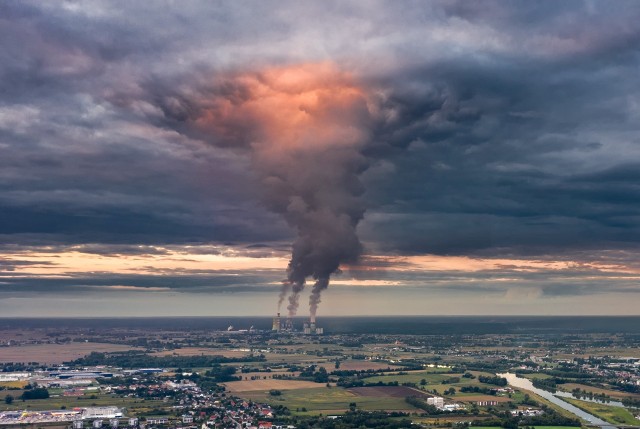 Obłok kondensacyjny to chmura można utworzona ze skraplających się, lub zamarzających gazów spalinowych.