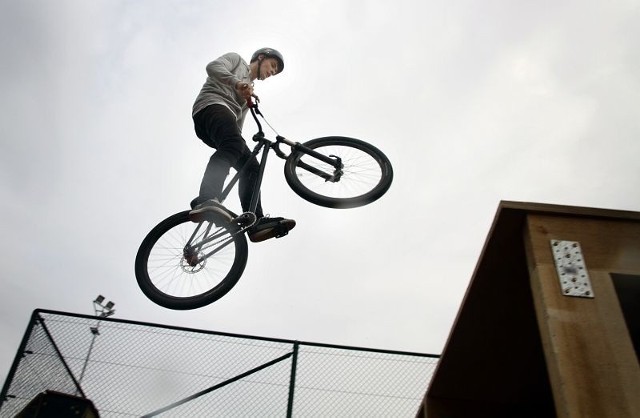 Młodzież popisywała się jazdą na bmx-ach