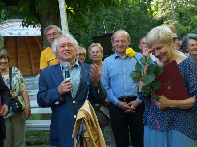 Jerzy Maksymiuk odsłania słoneczko w Alei GwiazdJerzy Maksymiuk odsłania słoneczko w buskiej Alei Gwiazd