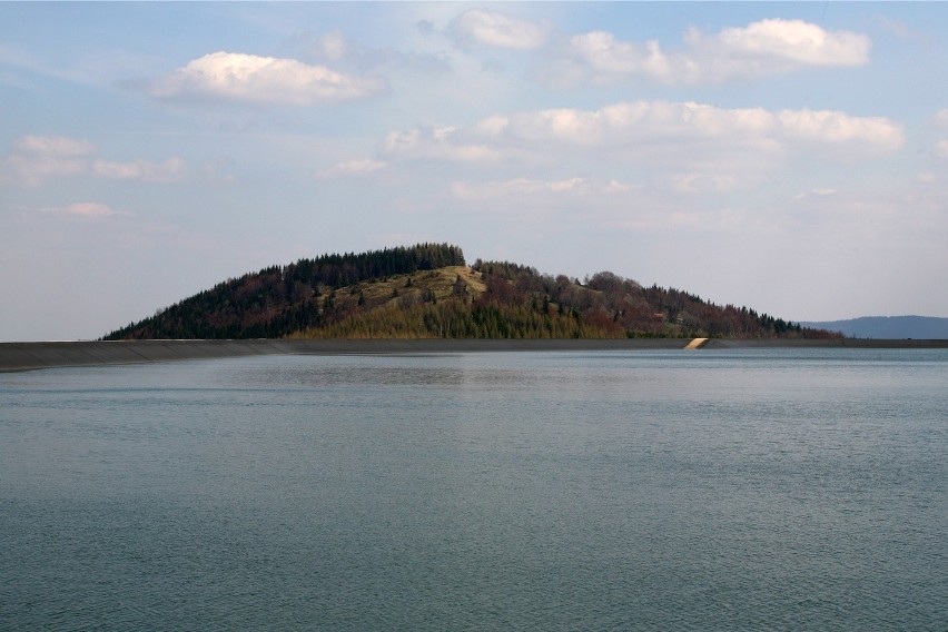 24.04.2008 zywiec gora zar sztuczne jezioro na szczycie gory...