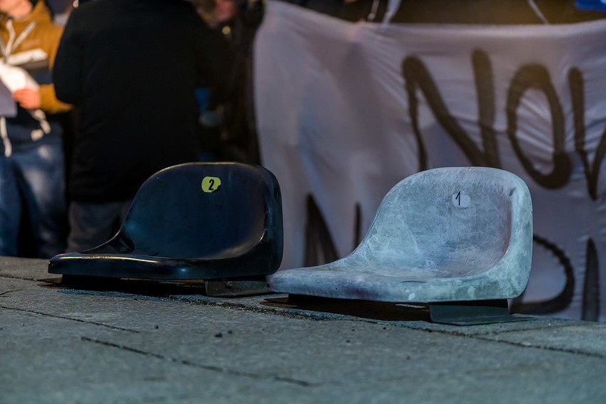 Kibice Sandecji Nowy Sącz chcą nowoczesnego stadionu i manifestowali przed sądeckim ratuszem [ZDJĘCIA, WIDEO]