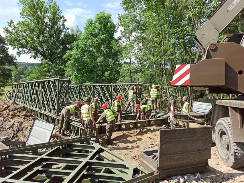 W Hadlach Szklarskich żołnierze 3. Batalionu Inżyneryjnego z Niska zbudowali most [ZDJĘCIA]