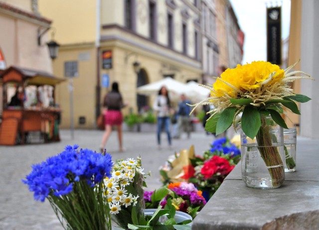 Kwiaty sprzedawane na Starym Mieście wprost z ulicznego bruku tworzą klimat tego miejsca.