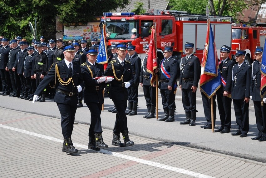 Po mszy świętej w kościele, na placu przed siedzibą...