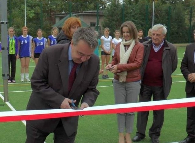 Marek Buczyński podczas oficjalnego otwarcia boiska przy Szkole Podstawowej nr 2.