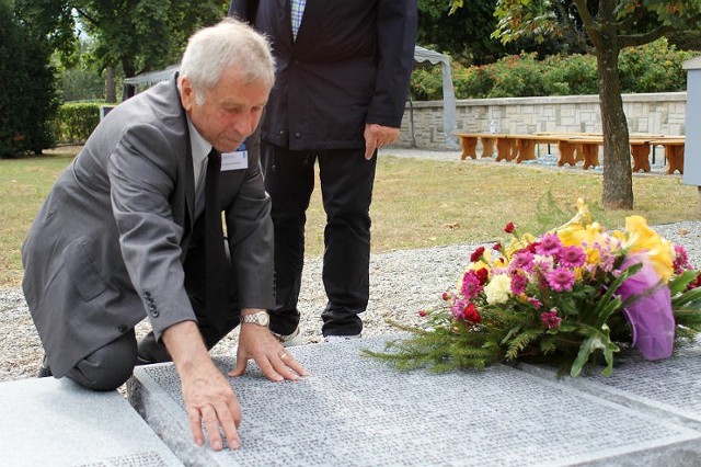 Egon Schrenk pamięta tylko jedno spotkanie z ojcem - gdy ten wyjeżdżał na front. Na zdjęciu przy grobie ojca.