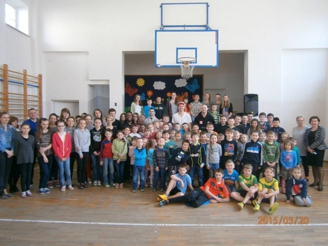 Młodzież z Zespołu Szkół w Chmielowie spotkała się z koszykarzami Jeziora Tarnobrzeg.  