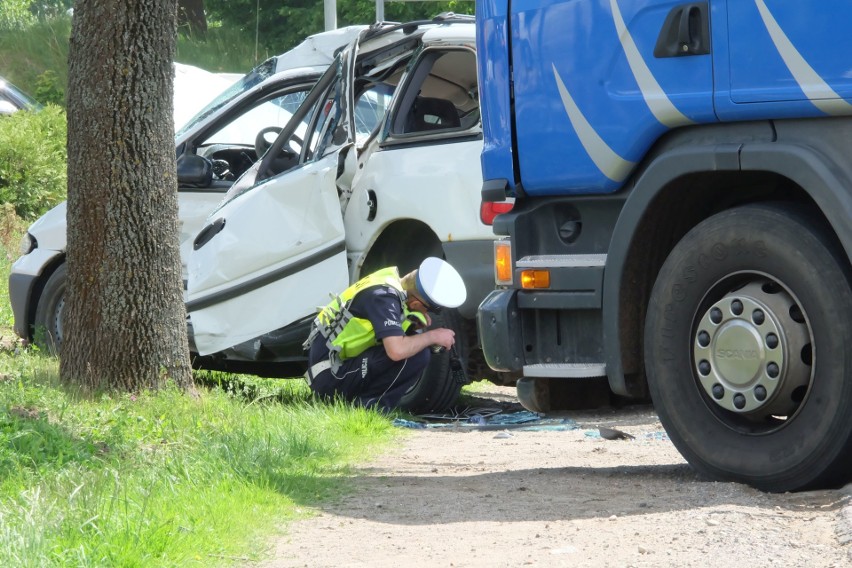 Wypadek na DK 65 w Fastach. Zderzenie ciężarówki z osobówką