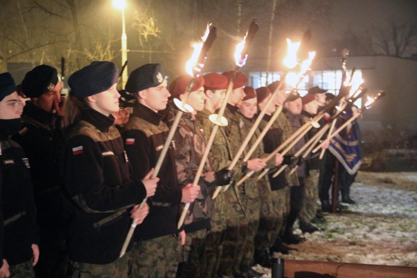 Dzień Podchorążego w Dąbrowie Górniczej: marsz z pochodniami i uroczystości pod pomnikiem ZDJĘCIA