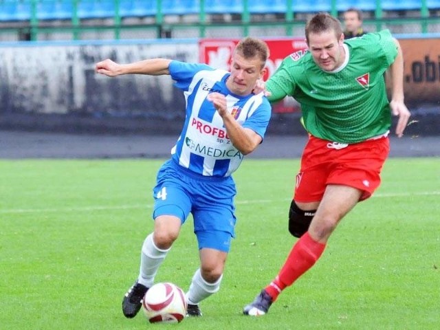 Karpaty (biało-niebieskie stroje) wygrały z Lublinianką 3-0.