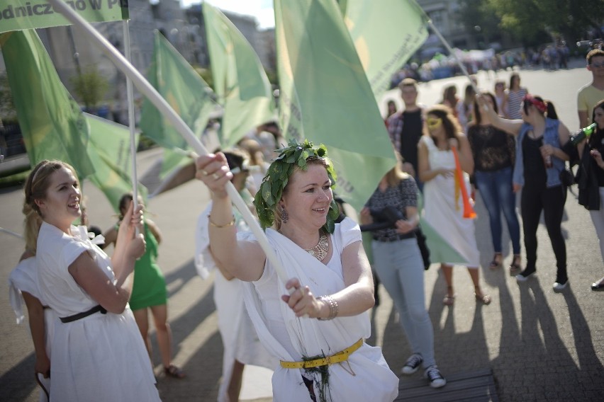 Studenci przejęli władzę w mieście. Zabawa trwa