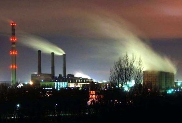 Urzędnicy sprawdzają zakłady w kompleksie chemicznym na terenie Blachowni.