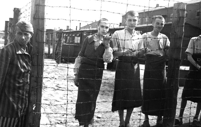 Fotografię wykonano w kwietniu 1945 roku. Widać nastoletnich więźniów za drutem kolczastym - tuż po wyzwoleniu KL Buchenwald