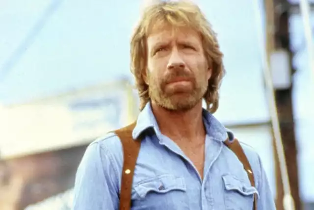 Chuck Norris to jeden z najbardziej rozpoznawalnych aktorów na świecie. Pamiętamy go z takich kultowych filmów jak "Samotny wilk McQuade", "Zaginiony w akcji" czy "Strażnik Teksasu". Aż sześć razy został mistrzem świata w karate. Na zdjęciu Chuck Norris w filmie "Kraj pod ostrzałem" ("Invasion U.S.A."). Rok 1985.Tak wygląda dziś Dakota Alan Norris, syn Chucka Norrisa. Zajrzyjcie do naszej galerii zobaczcie zdjęcia >>>>