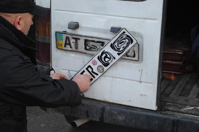 Ukraiński przemytnik miał w swoim samochodzie podwójne tablice rejestracyjne.