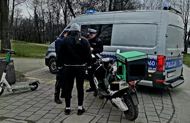 Policjanci zatrzymali po pościgu młodego Turka, który pędził skuterem po ścieżce rowerowej wzdłuż al. Włókniarzy w Łodzi.