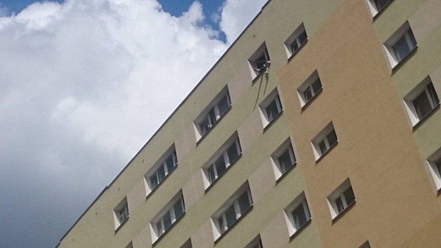 53-latek chciał skoczyć z 11. piętra bloku.