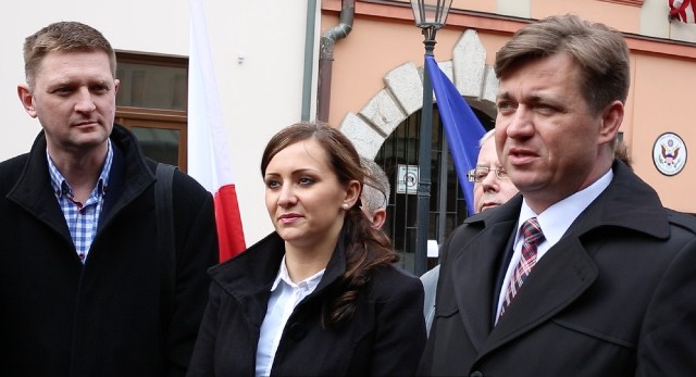 Świętokrzyski poseł Sławomir Kopyciński (pierwszy z prawej) przed Konsulatem Generalnym USA w Krakowie. 
