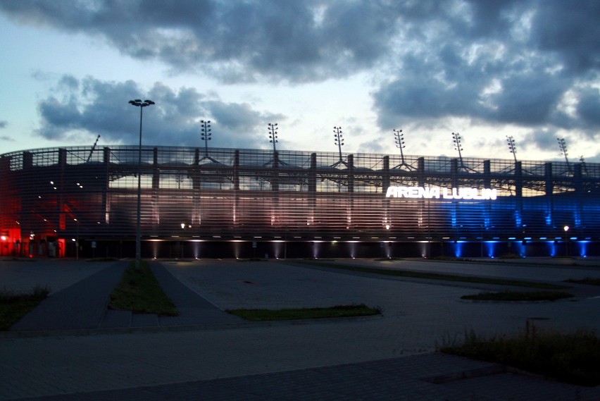 Arena Lublin podświetlona. Barwy francuskiej flagi na stadionie (ZDJĘCIA)