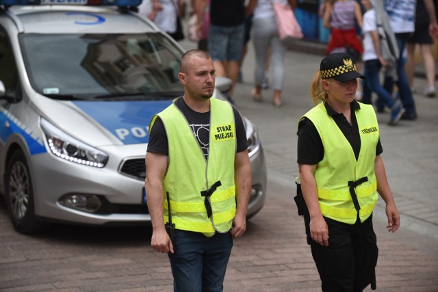 11.06.2017 torun torunski marsz dla zycia i rodziny straz miejska mundury kamizelki policja   fot. jacek smarz / polska press