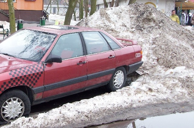 - Ten obskurny pojazd uniemożliwia wywózkę śniegu - twierdzą handlowcy z zielonego rynku.