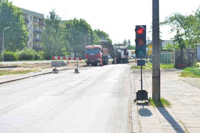 Na odcinku przebudowywanej ulicy Młodzianowskiej, między Cisową i Lipską, ruch pojazdów odbywa się przy pomocy tymczasowych świateł. Cała nowa trasa ma być gotowa do końca października tego roku.