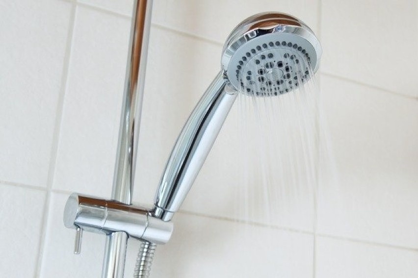 4. Bierz szybki prysznic zamiast kąpieli w wannie...