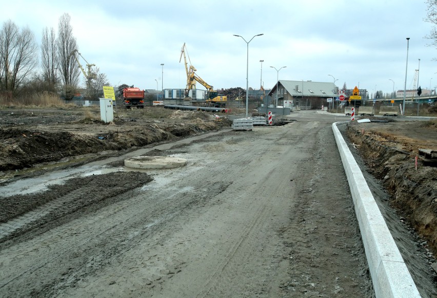 Kto naprawi zniszczoną drogę przy ulicy Hryniewieckiego w Szczecinie? Wymiana zdań między PKP a miastem
