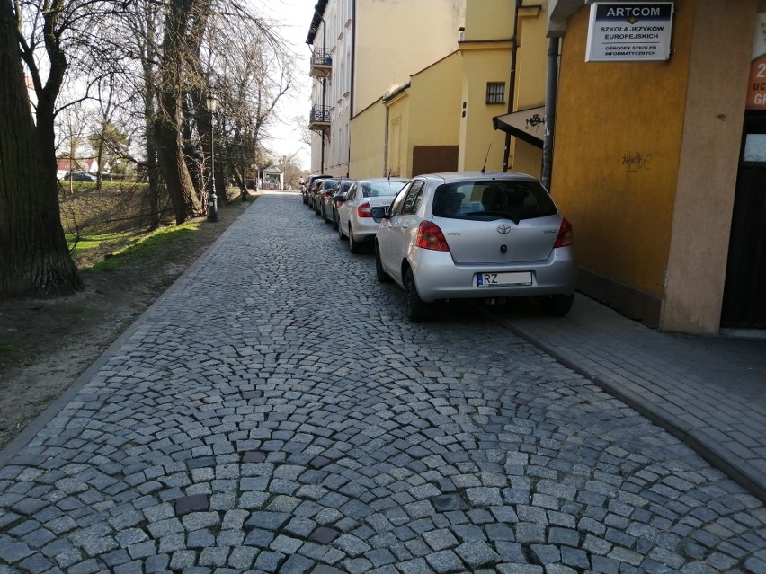 Aleja Pod Kasztanami. Samochody na chodniku, a piesi muszą...