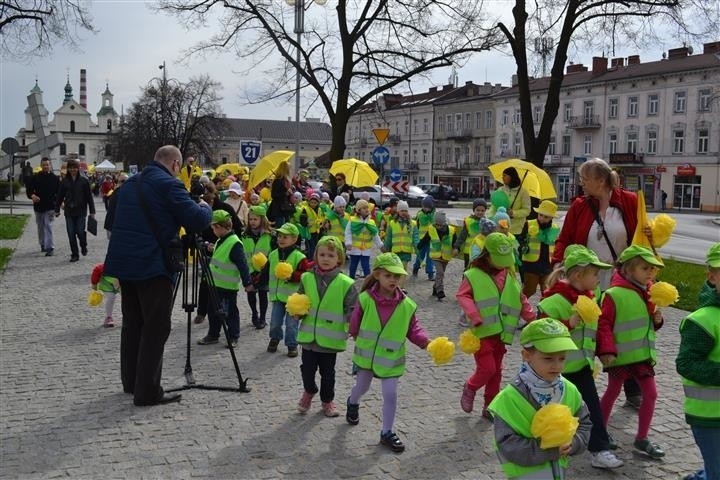 Uczestnicy ubrani byli w kolorowe elementy. Dominowały...