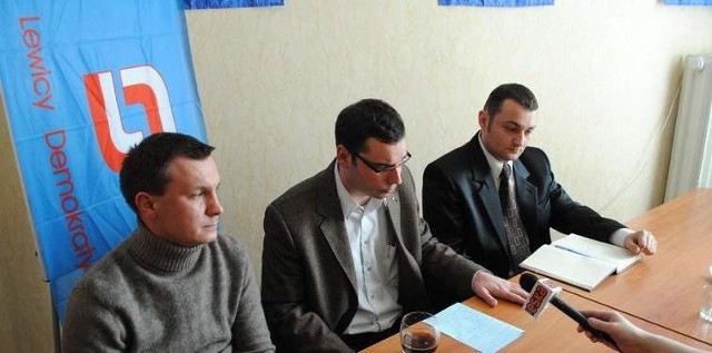 Łukasz Mizera, szef grudziądzkiego SLD i autor listu do prezydenta (w środku)